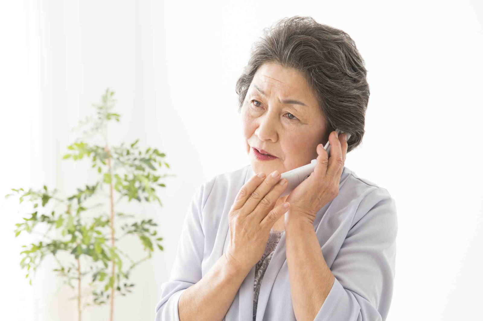 電話で待たされる女性