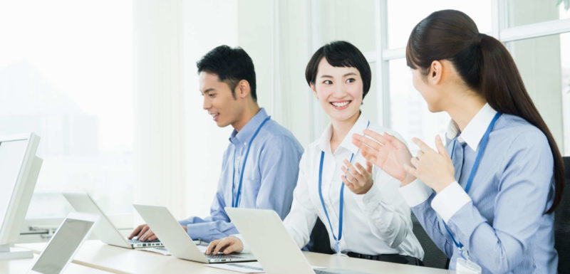 オフィスで楽しく働くオペレーター