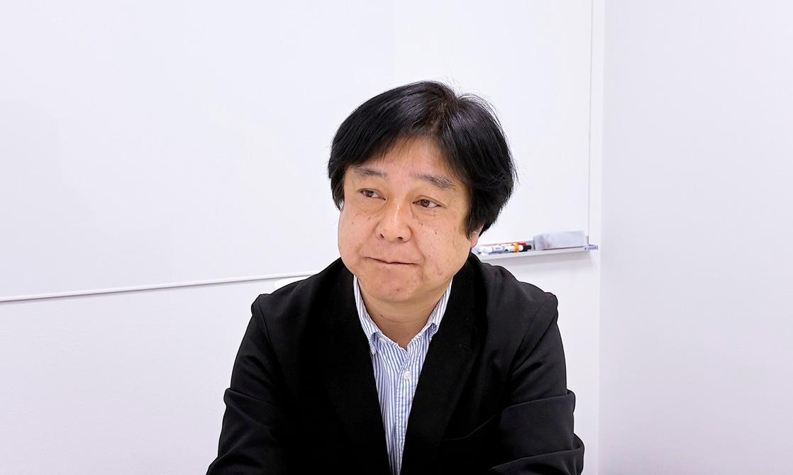 白い壁の前にいる男性
自動的に生成された説明