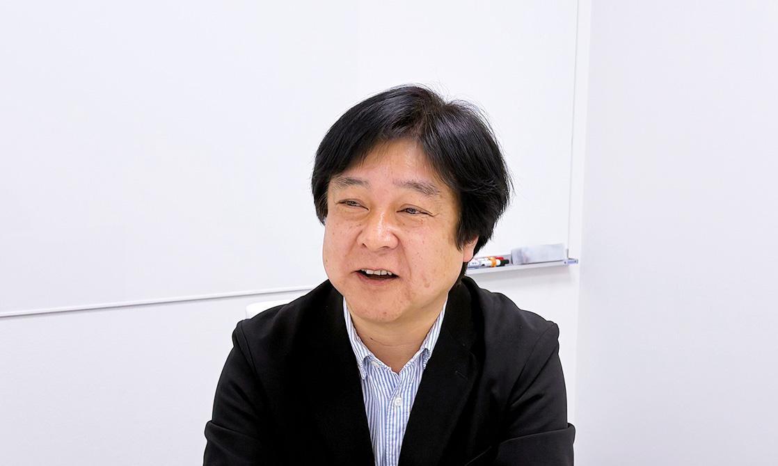 白い壁の前にいる男

中程度の精度で自動的に生成された説明